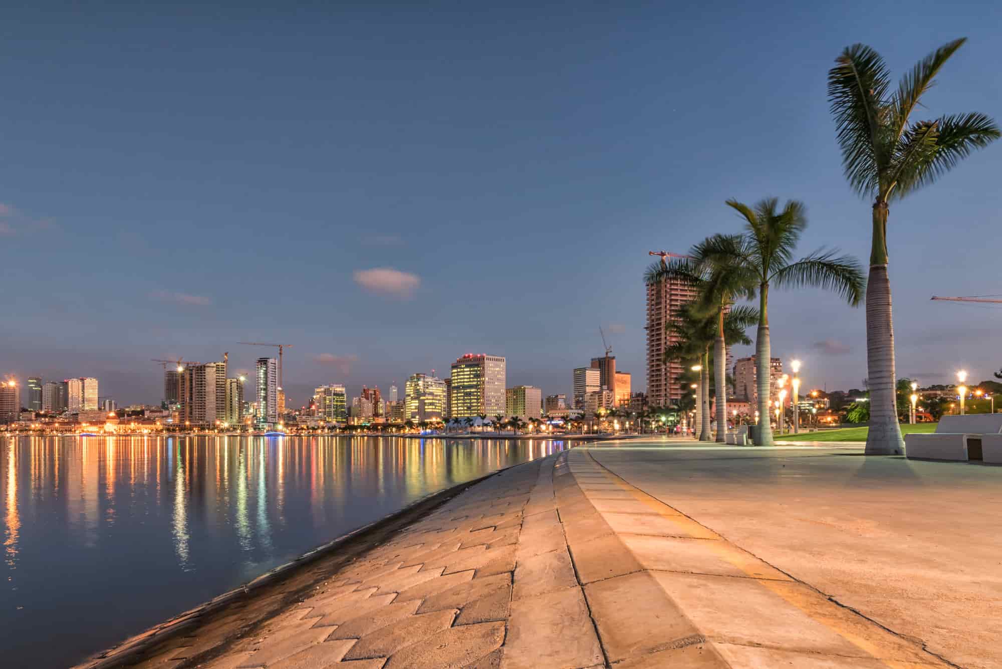 angola-luanda-baia-noite-vista-mar-edificios