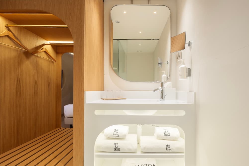 EVOLUTION Cascais Estoril Quarto Amenities Casa Banho Roupeiro