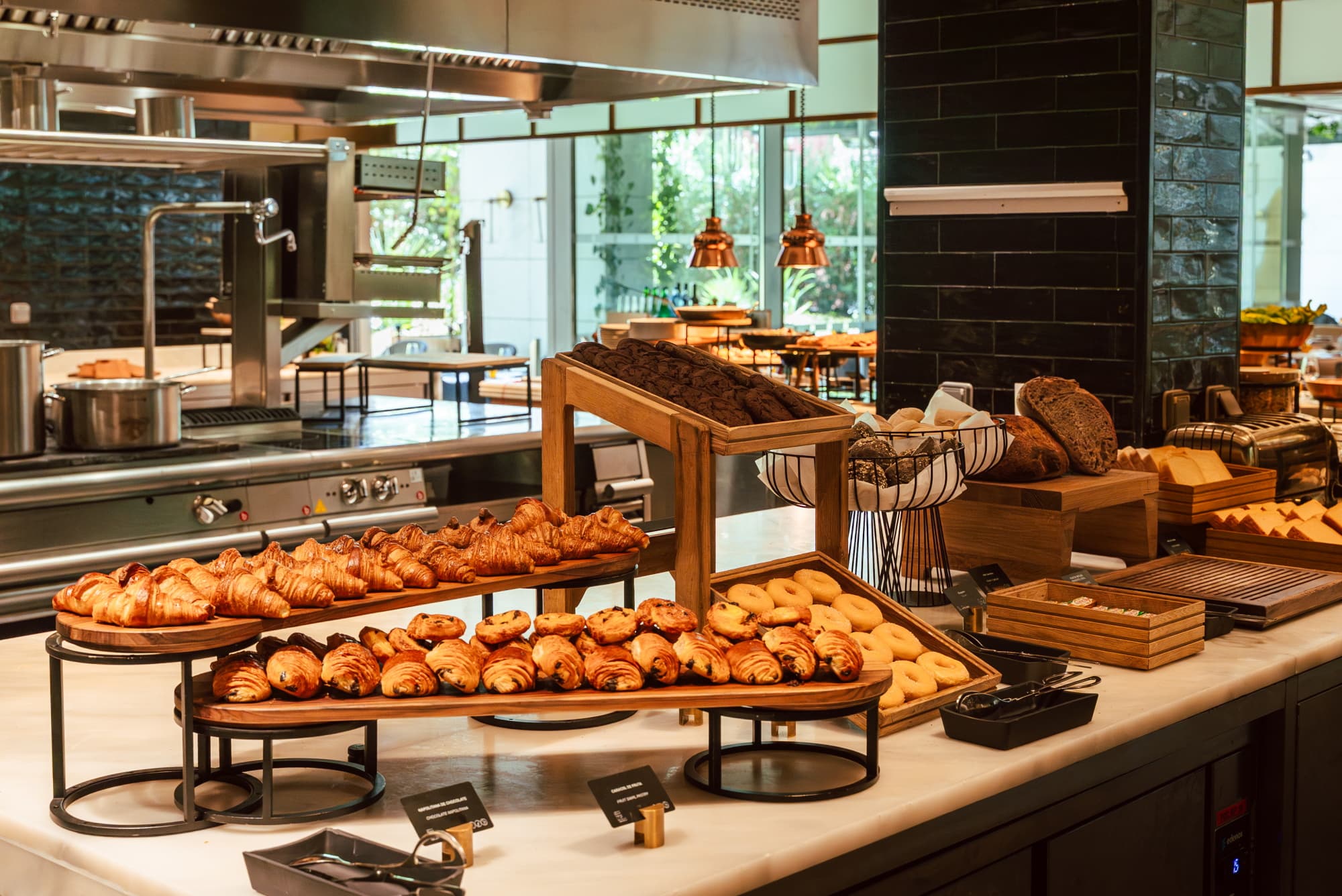 Evolution Cascais Estoril Brunch Pao Croissants