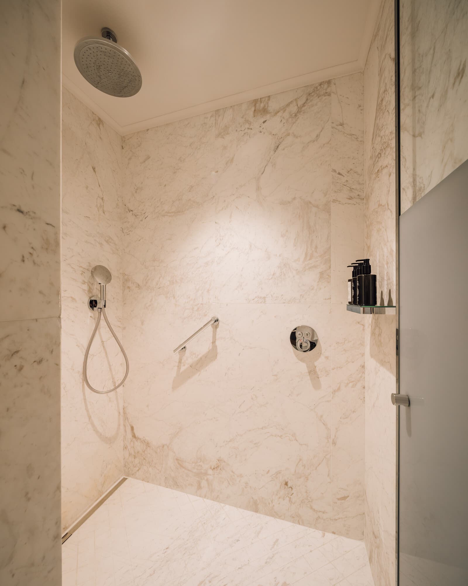 WALK-IN SHOWER