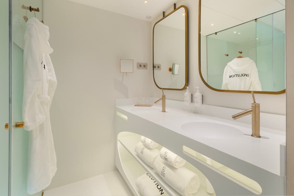 EVOLUTION Cascais Estoril Quarto Coolest Suite Ocean Casa Banho Amenities Roupao