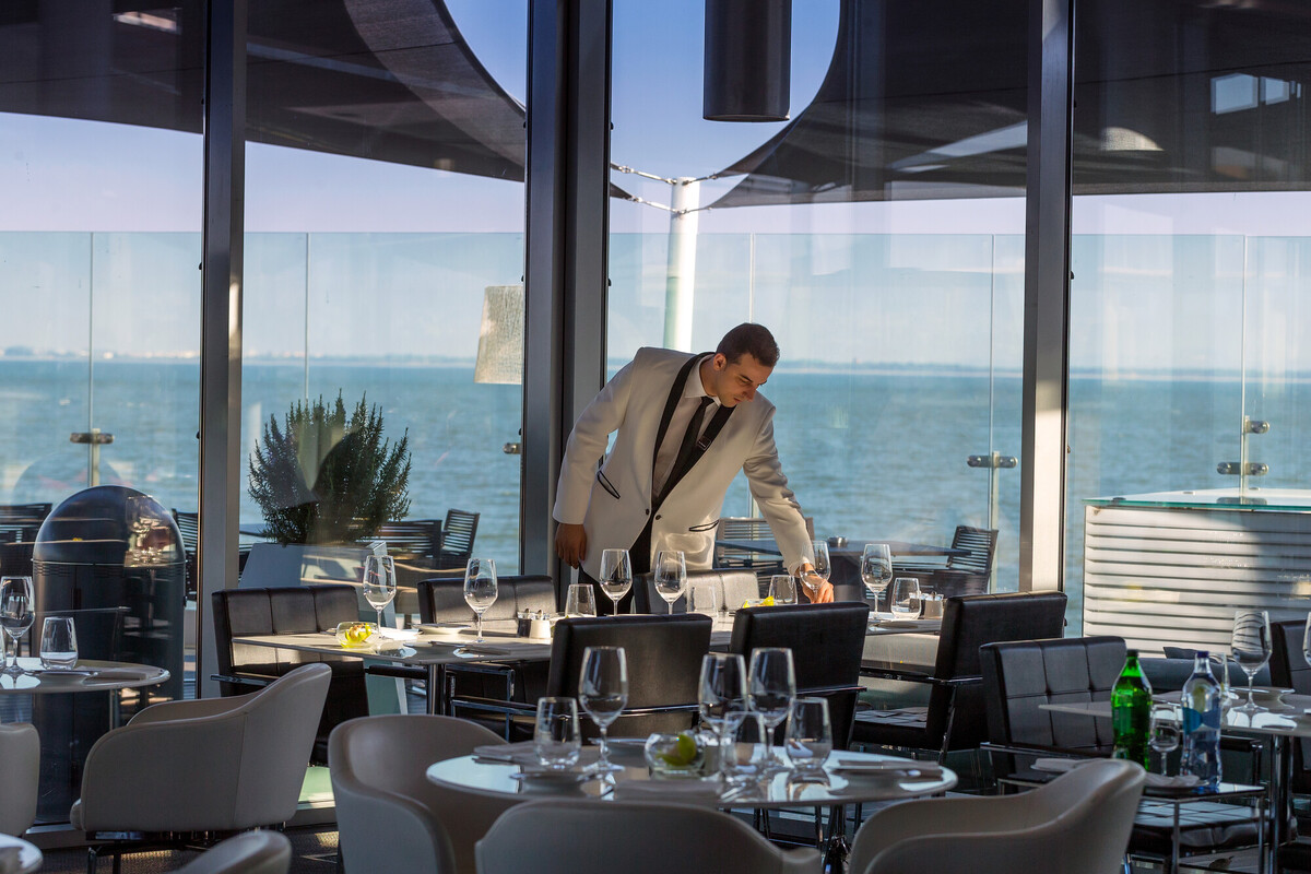 River Lounge Restaurant & Bar
